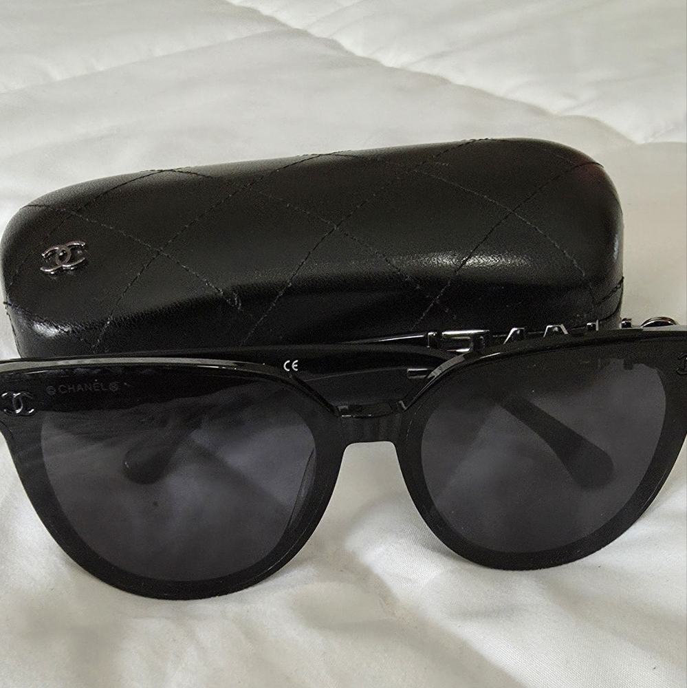 CHANEL Elegant Black Sunglasses